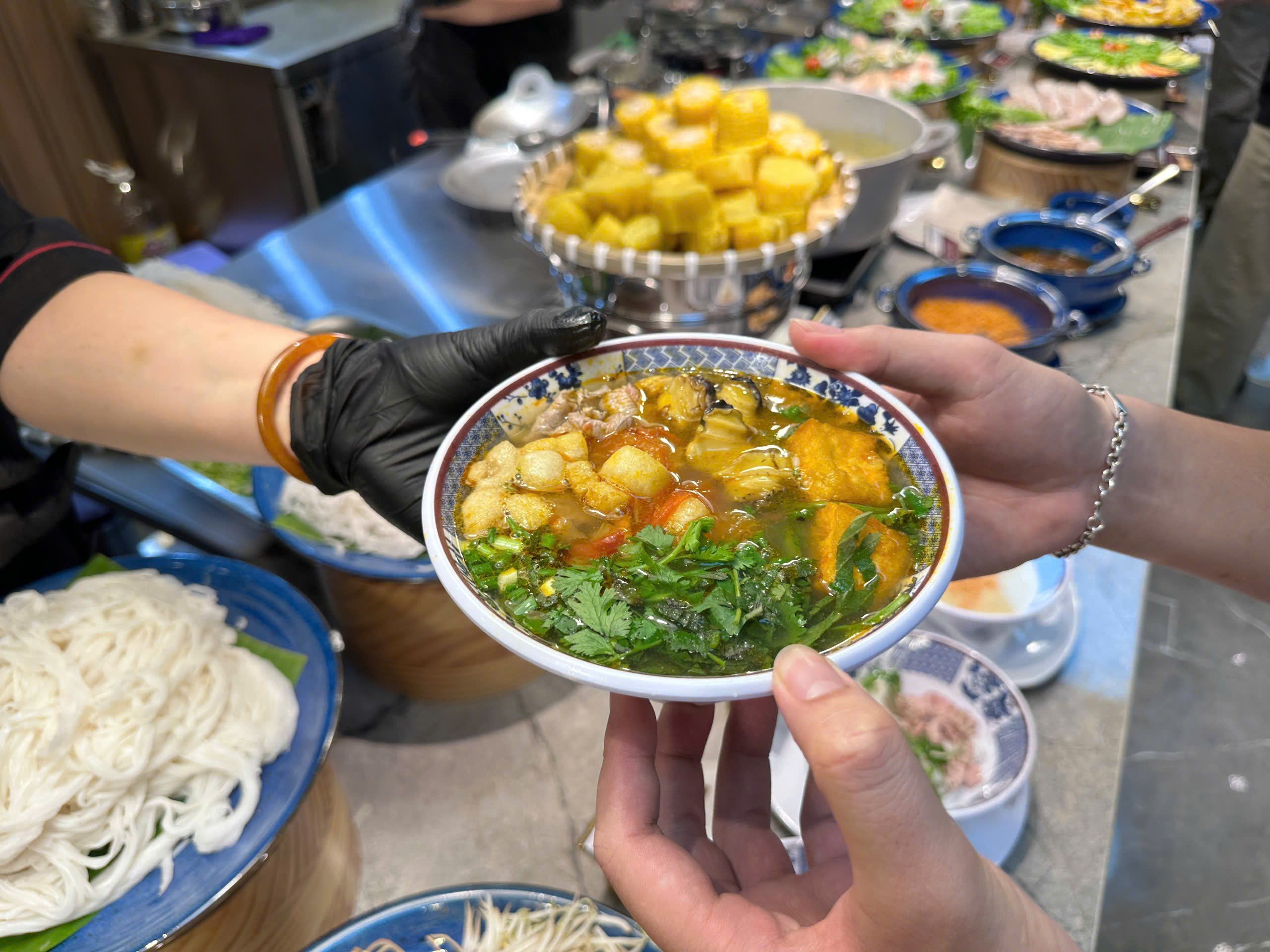Làm bún riêu cua ốc ngon chuẩn phố cổ Hà Nội – Món dân dã nhưng “Gây Nghiện”