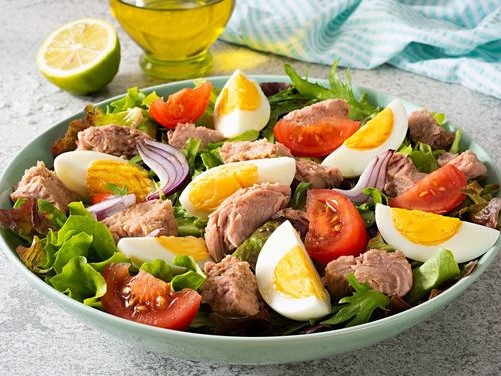 Salad cá ngừ: Lựa chọn bổ dưỡng và tiện lợi cho mọi bữa ăn