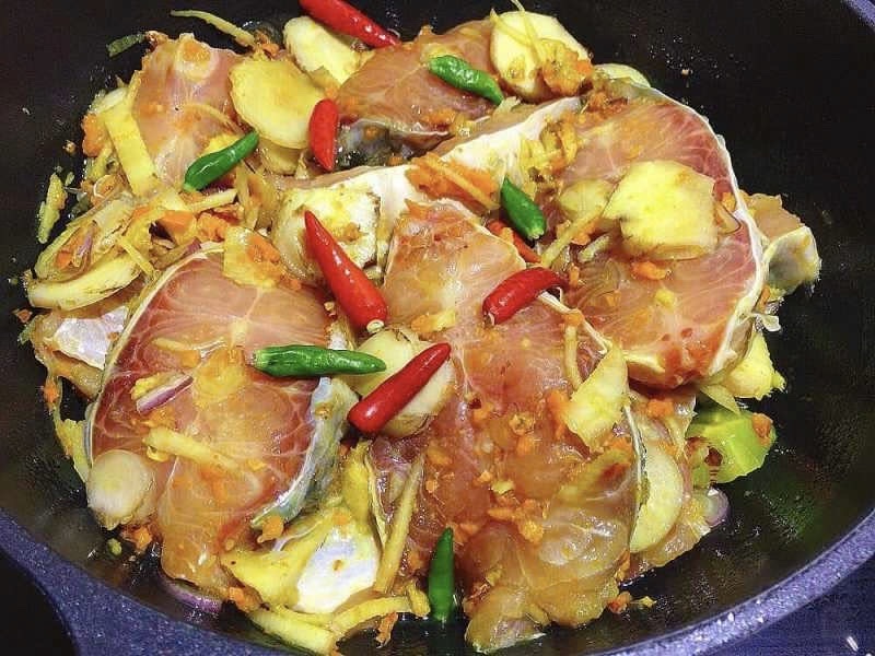 30 phút trổ tài làm món cá kho khế "đưa" cơm cùng gia đình